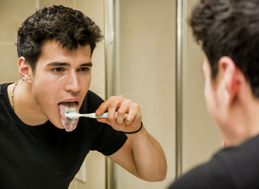 Homem No Espelho - Como combater mau hálito bafo