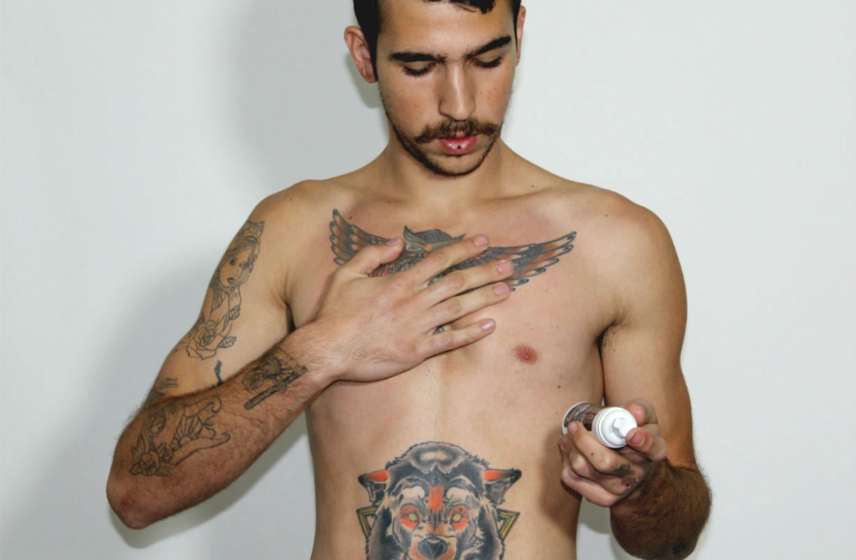 homem-no-espelho-como-cuidar-das-tatuagens1