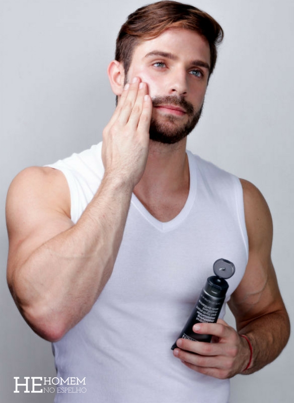 Homem No Espelho - Como cuidar da pele masculina - rosto, oleosidade, acne, espinhas, limpeza, hidratação, esfoliação, proteção solar