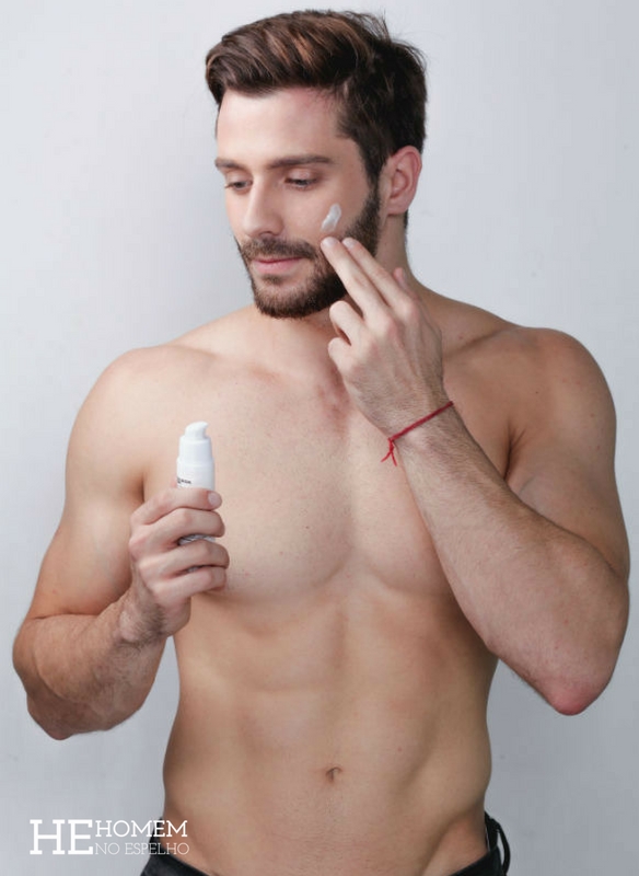 Homem No Espelho - Como cuidar da pele masculina - rosto, oleosidade, acne, espinhas, limpeza, hidratação, esfoliação, proteção solar