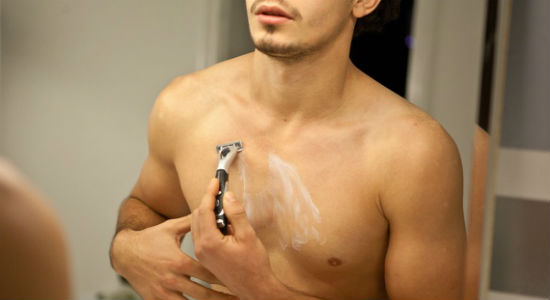 Homem No Espelho - Tipos de depilação masculina- Lâmina