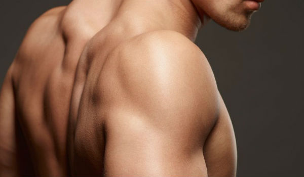 Homem No Espelho - Pelos corporais onde aparar e onde deixar - Depilação masculina - Ombros