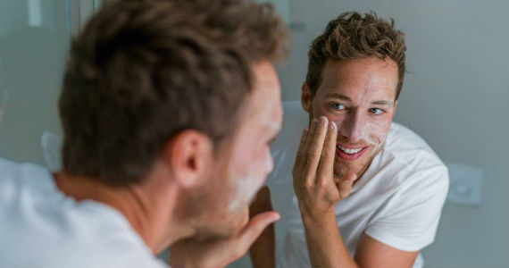 Cuidado da pele masculina noite - Homem No Espelho