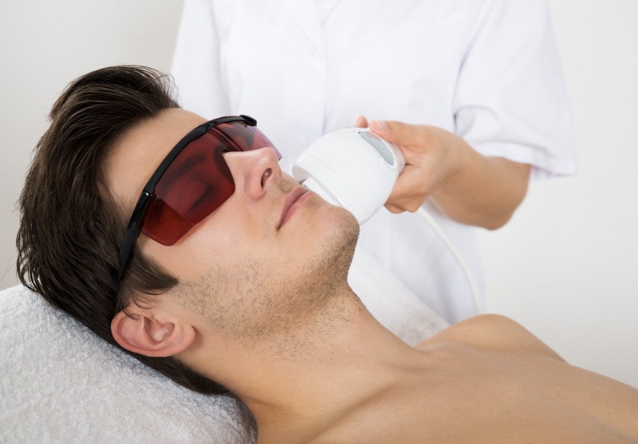 Homem No Espelho - Laser no tratamento de acne