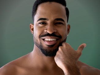 Homem No Espelho - problemas de pele masculinos