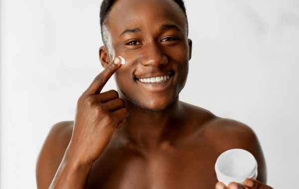 Homem-No-Espelho-Cuidados-com-a-pele-masculina-aos-20-anos