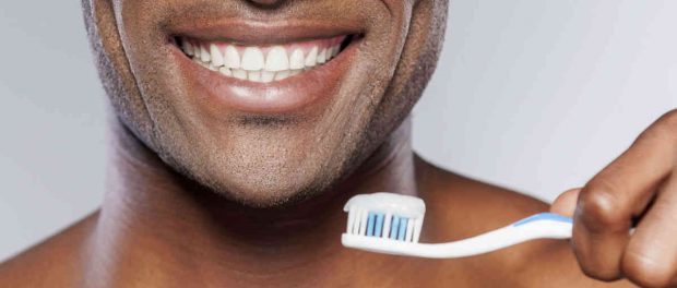 Homem-No-Espelho-Alimentos-que-mancham-os-dentes