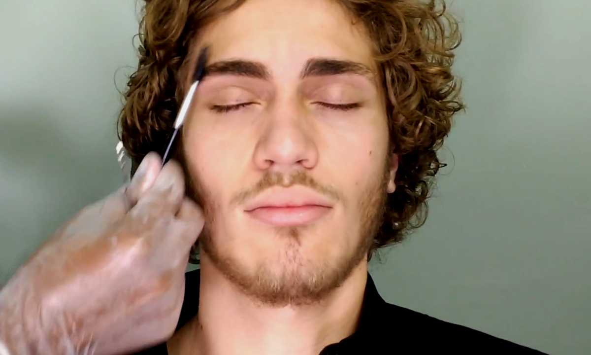 Homem No Espelho - design de sobrancelha masculina