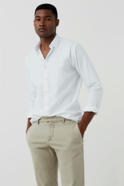 camisa social branca e calça bege
