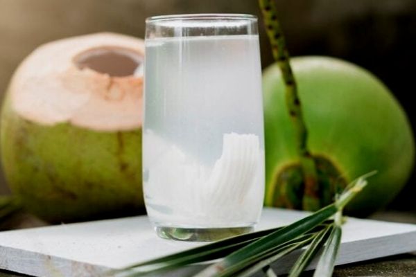 Homem No Espelho - Bebidas para curar ressaca - água de coco