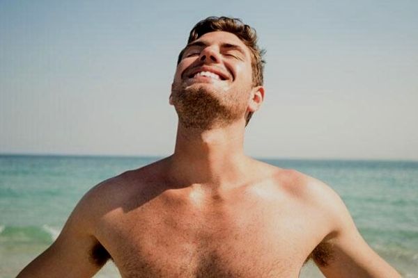 Homem No Espelho - Acne piora no verão - acne solar