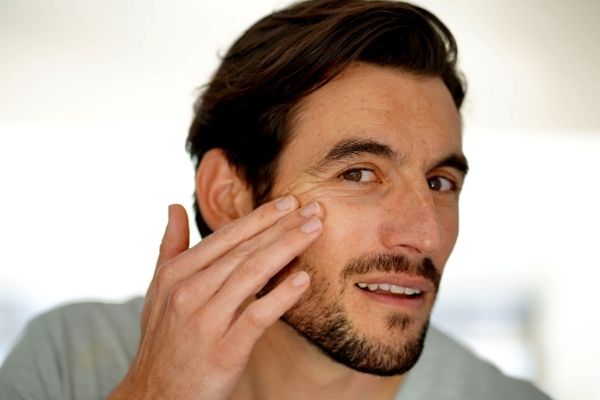 Homem No Espelho - Como cuidar da pele do rosto em cada idade