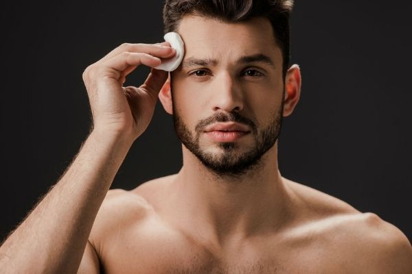 Homem No Espelho - Como cuidar da pele do rosto em cada idade